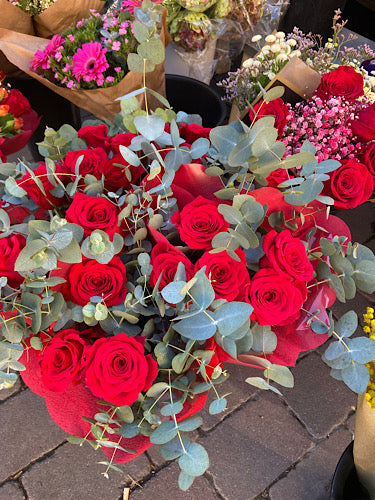 Rosas con eucalipto