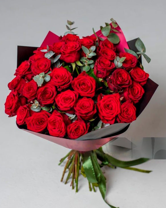 Rosas con eucalipto